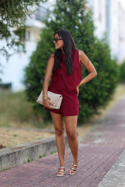 Conjunto Bordeaux com Top Assimétrico e Calções de Cintura Subida