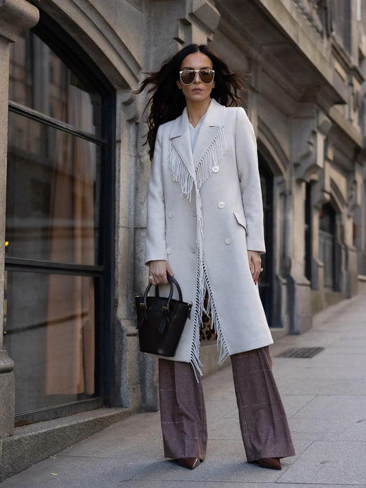 Casaco Branco com Franjas – Elegância com Personalidade