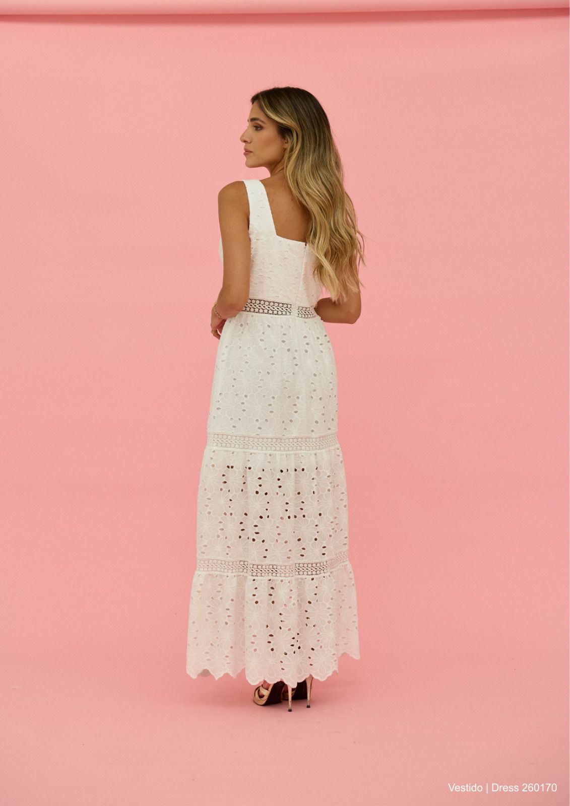Vestido comprido em renda com decote quadrado