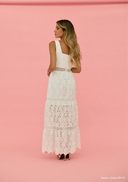 Vestido comprido em renda com decote quadrado