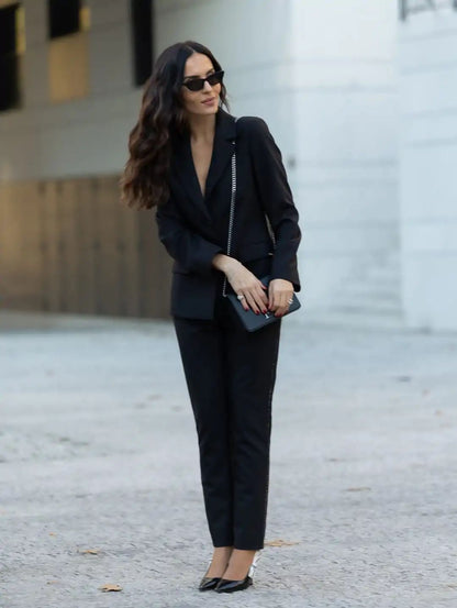 Calça com perneira justa e detalhe na lateral
