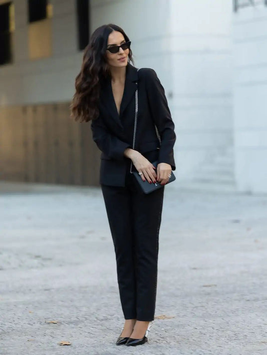Calça com perneira justa e detalhe na lateral