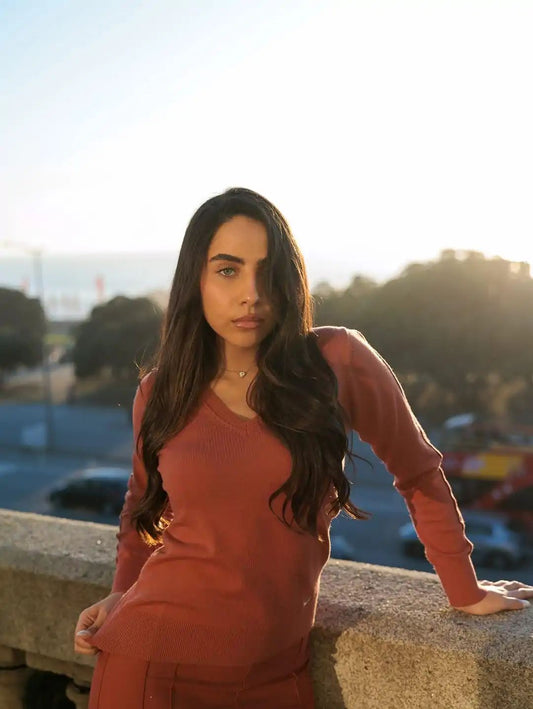 Camisola com detalhe na manga e gola em V