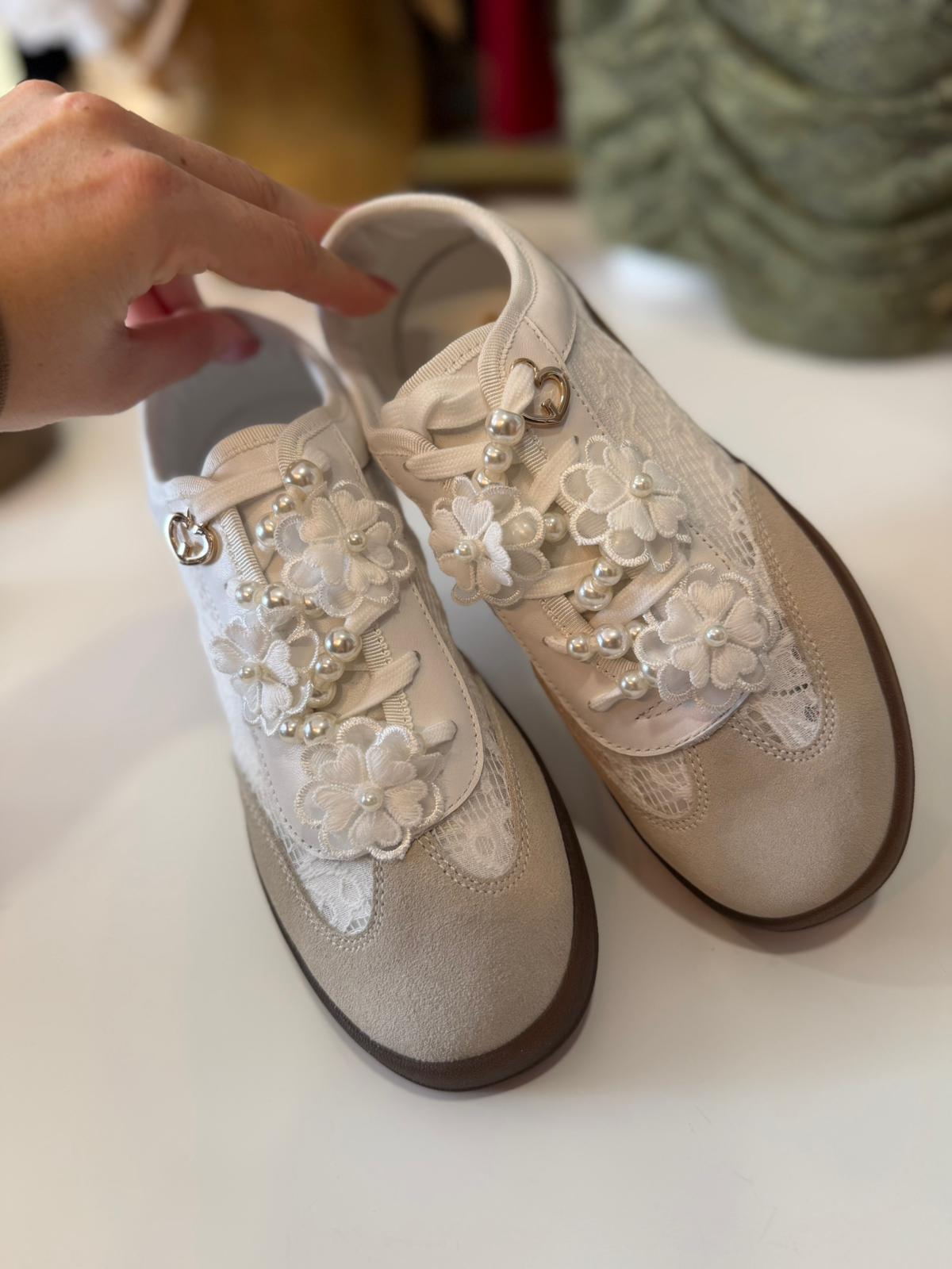 Sapatilha com Renda e Pérolas