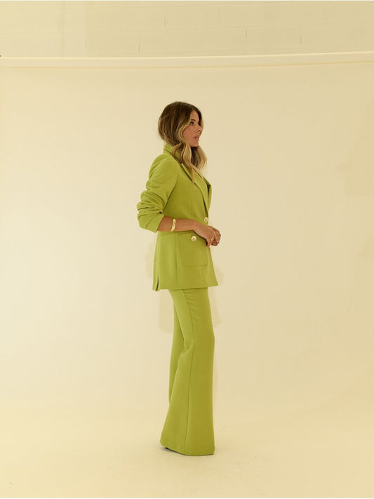 Calça boca de sino em tecido liso