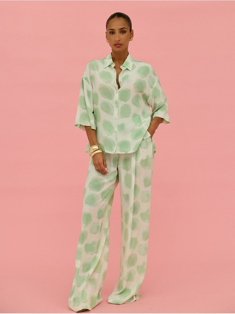 Calça fluída estampada com bolsos laterais