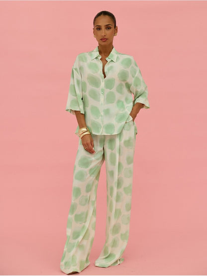 Calça fluída estampada com bolsos laterais