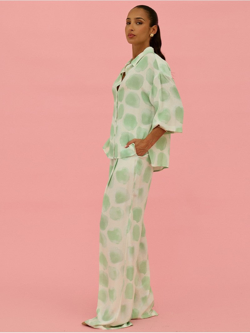 Calça fluída estampada com bolsos laterais