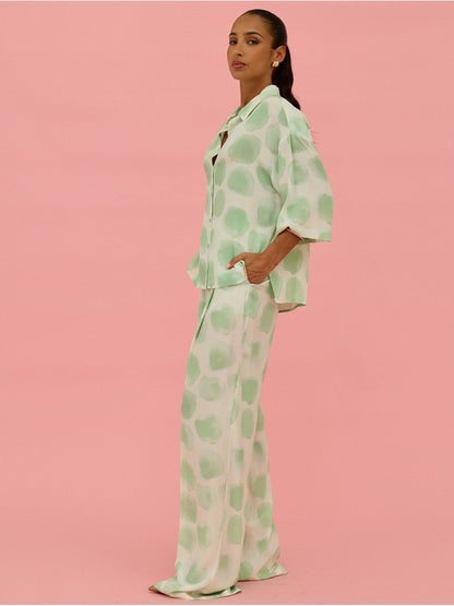 Calça fluída estampada com bolsos laterais