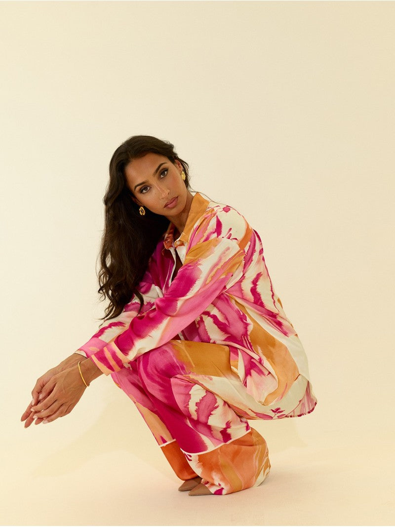 Blusa fluída estampada de ombro caído