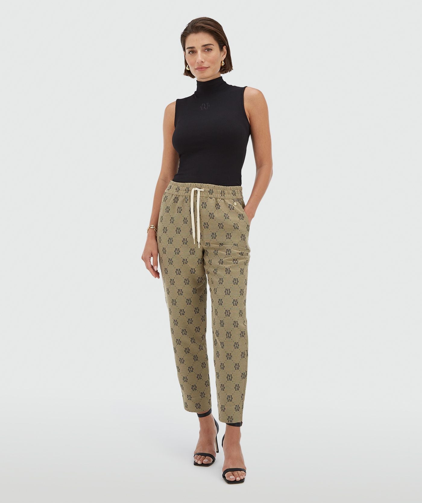 Calças de cintura média e corte afunilado