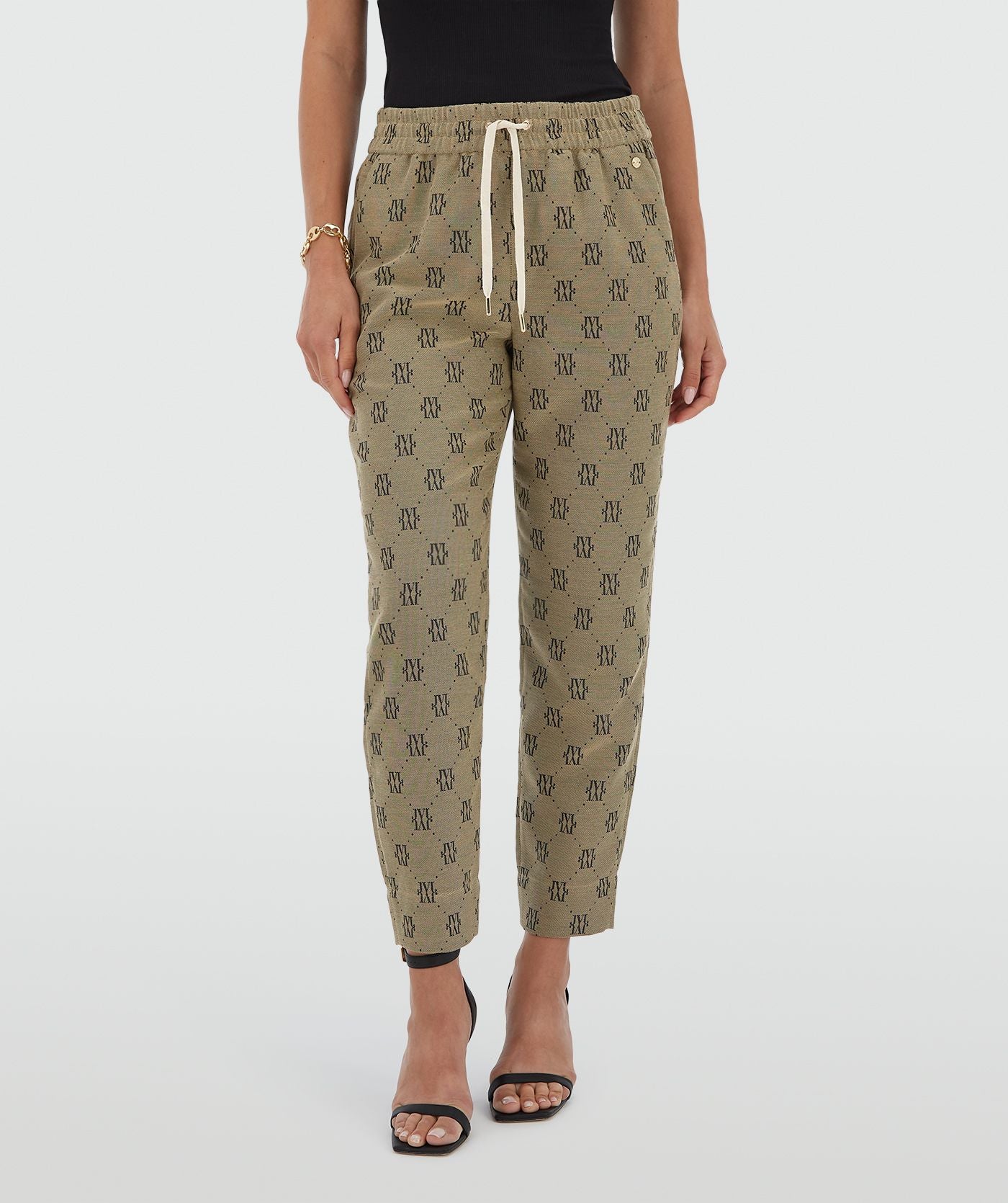 Calças de cintura média e corte afunilado