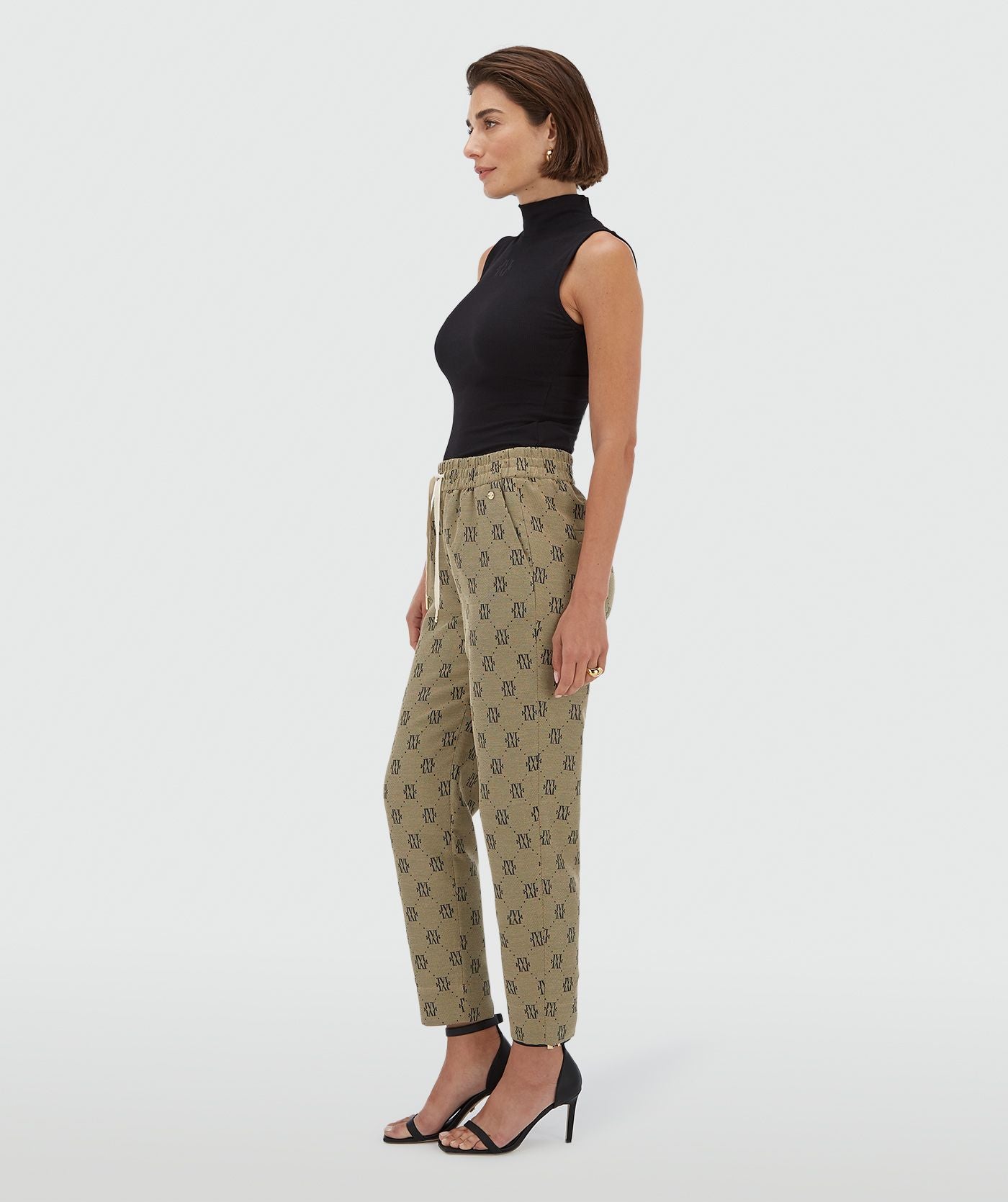 Calças de cintura média e corte afunilado