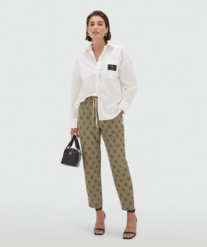 Calças de cintura média e corte afunilado