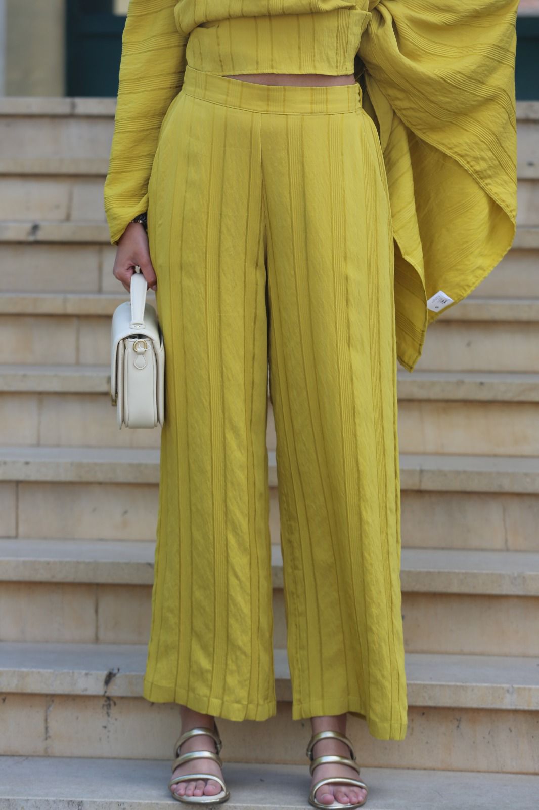 ✨ Conjunto Fluido Amarelo com Ombros Descobertos