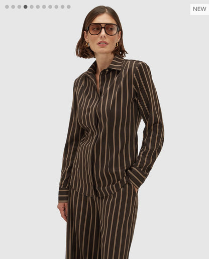 Camisa castanha com riscas camel