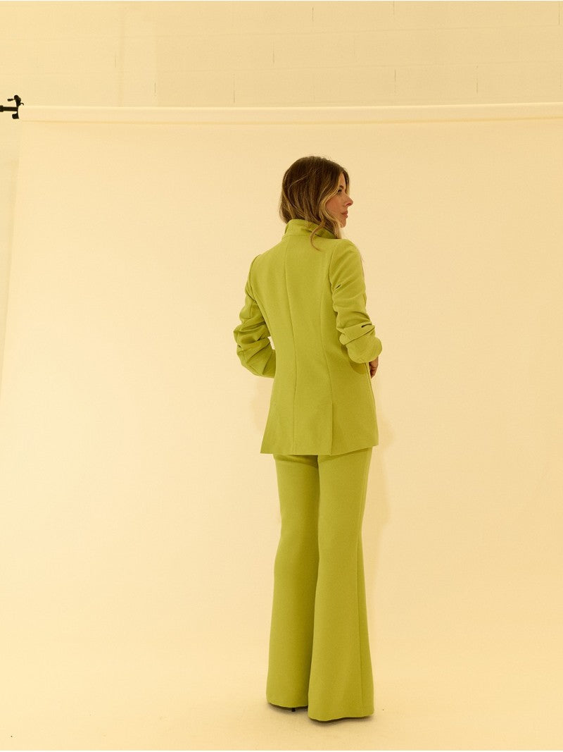 Calça boca de sino em tecido liso