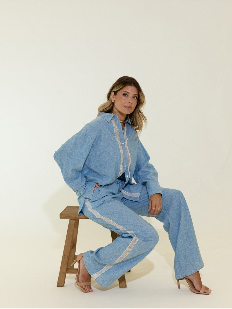 Calça fluída em linho com tira a contrastar