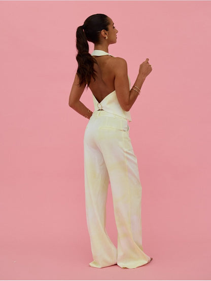 Calça fluída tye dye com acessório metálico