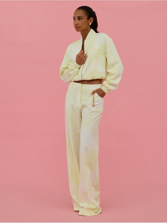 Calça fluída tye dye com acessório metálico