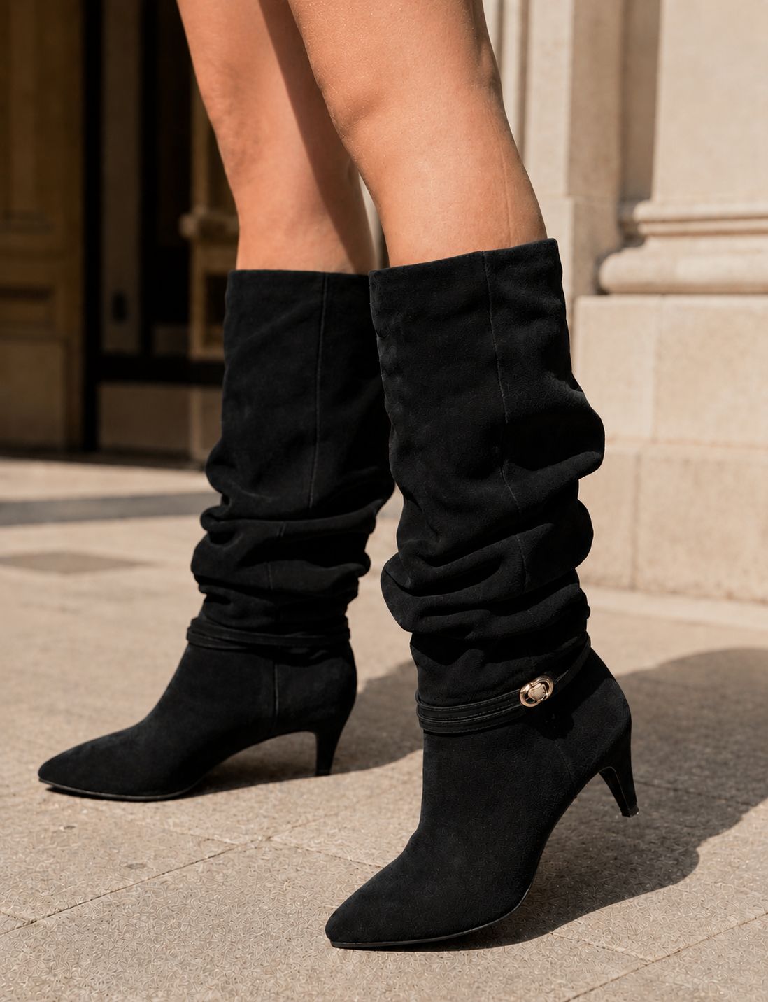Botas Altas Pretas com Salto Baixo e Detalhe Dourado