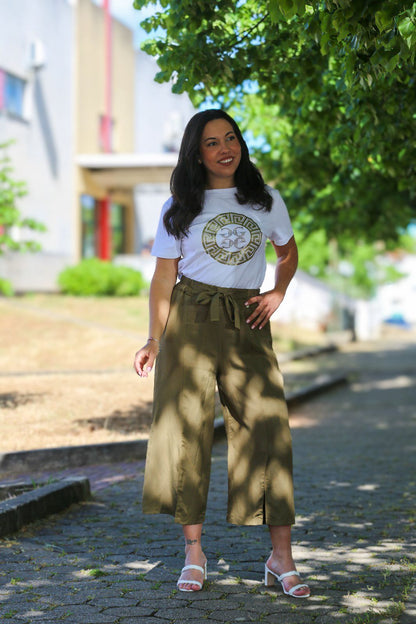 T-Shirt Branca com Detalhe Dourado