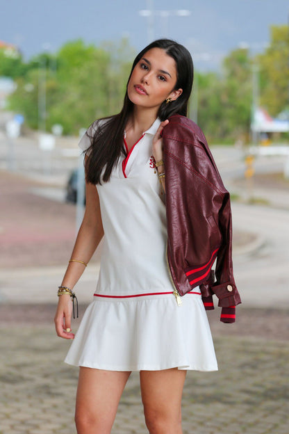 Vestido Branco Sporty-Chic com Detalhes em Vermelho