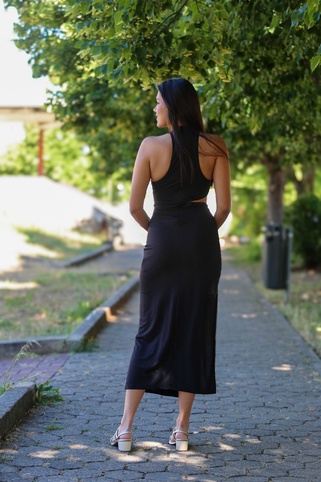 Vestido midi preto com recortes e aplicações douradas