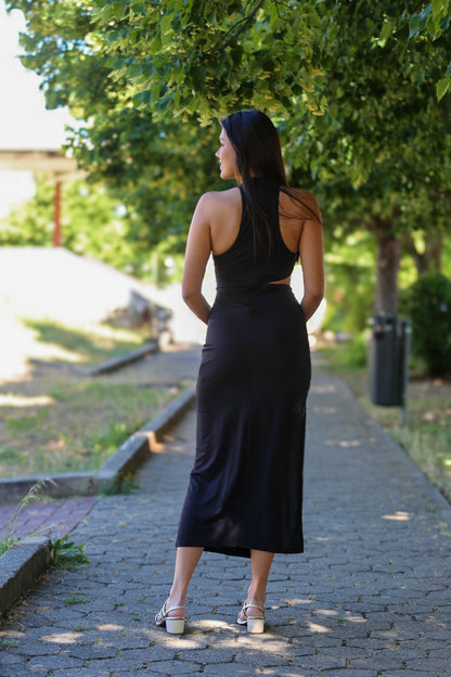Vestido midi preto com recortes e aplicações douradas