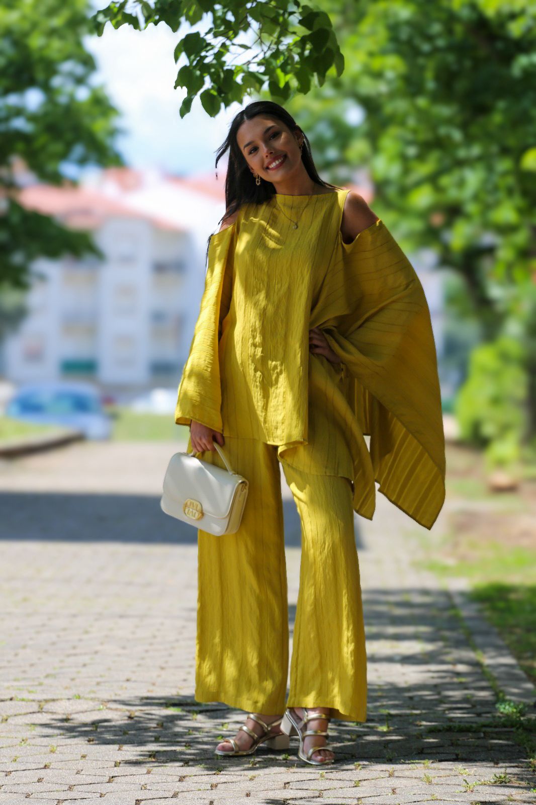 ✨ Conjunto Fluido Amarelo com Ombros Descobertos