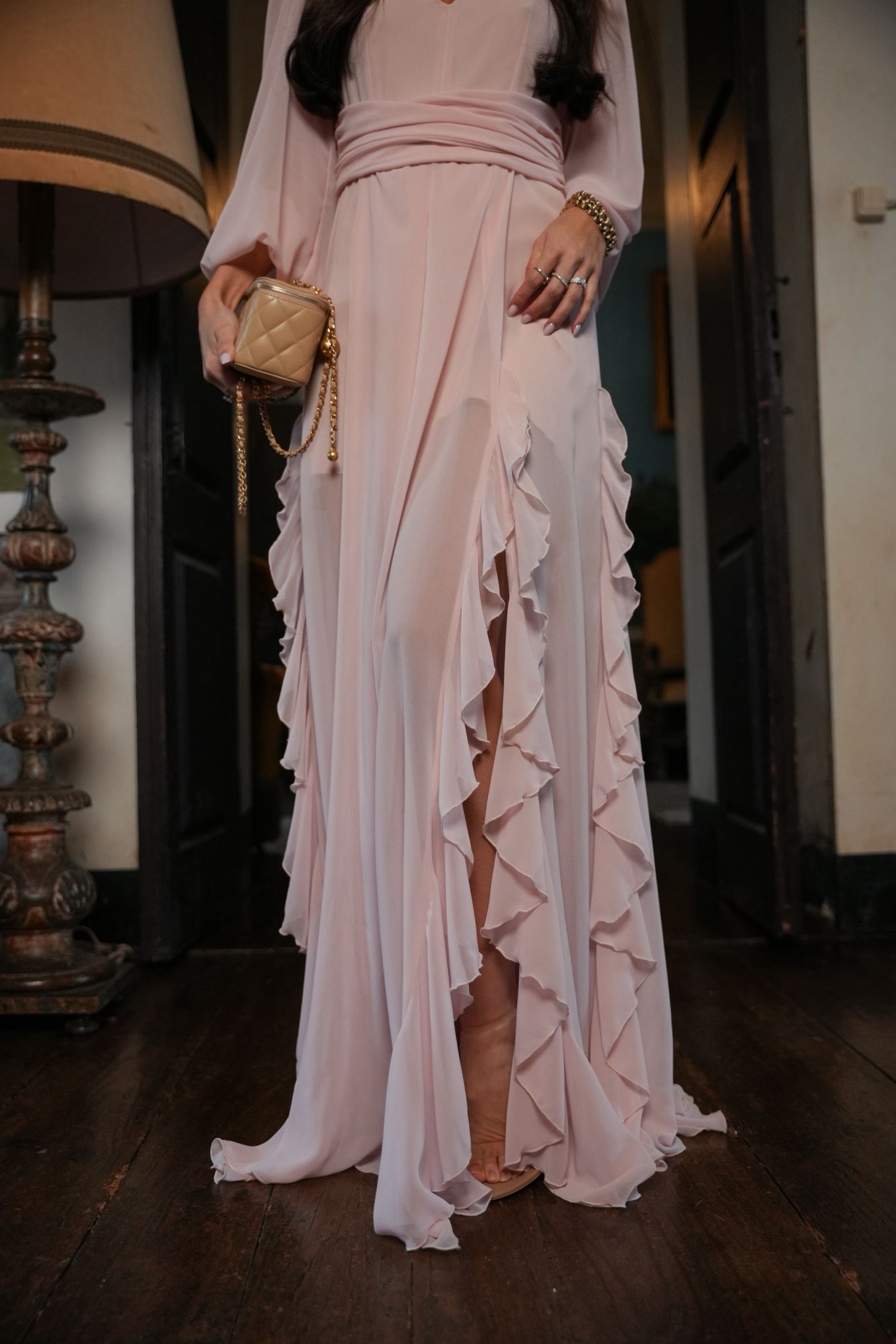 Vestido Comprido com Folhos e Mangas Abalonadas