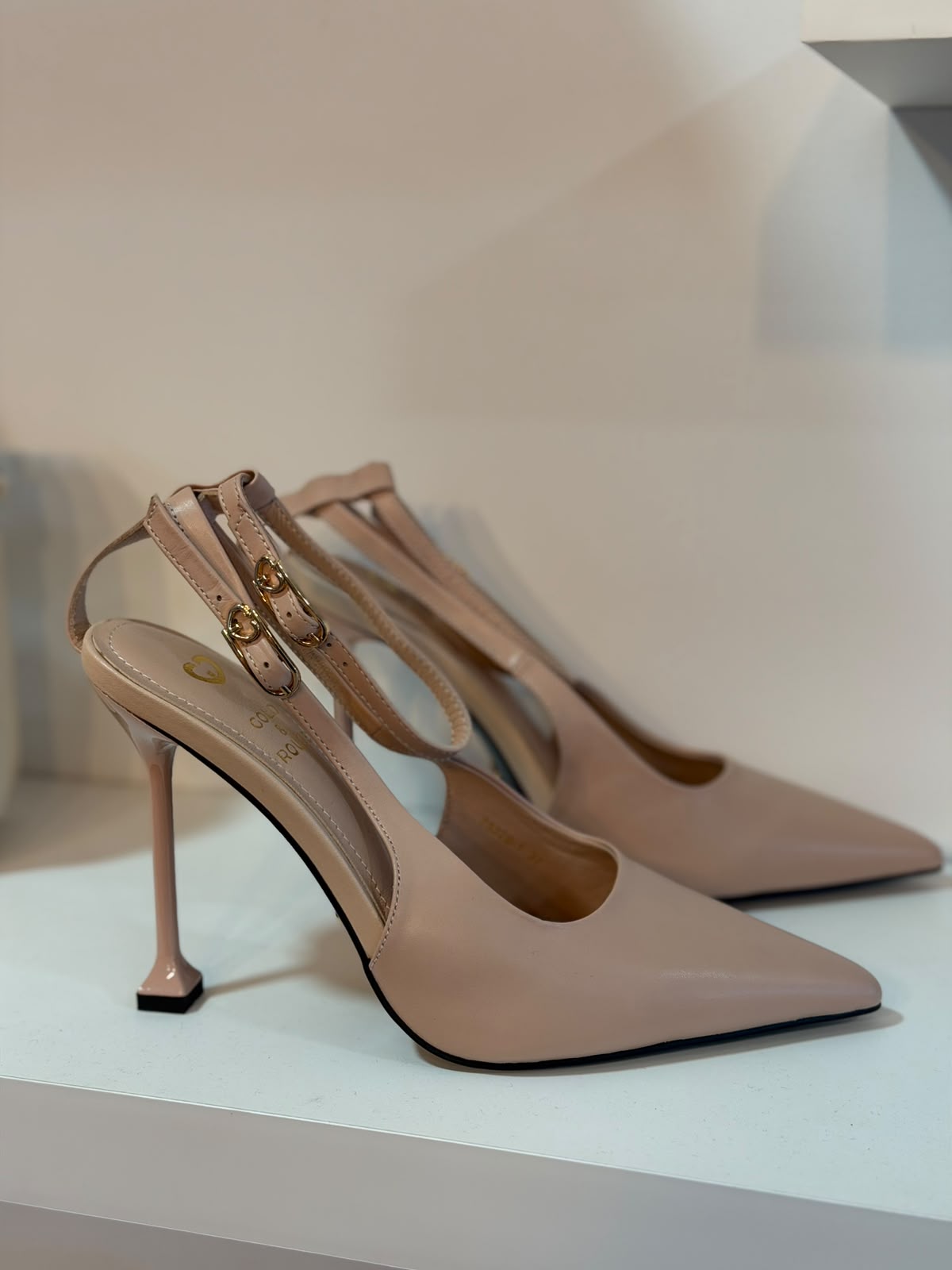 Sapato de Salto Nude com Pulseira no Tornozelo