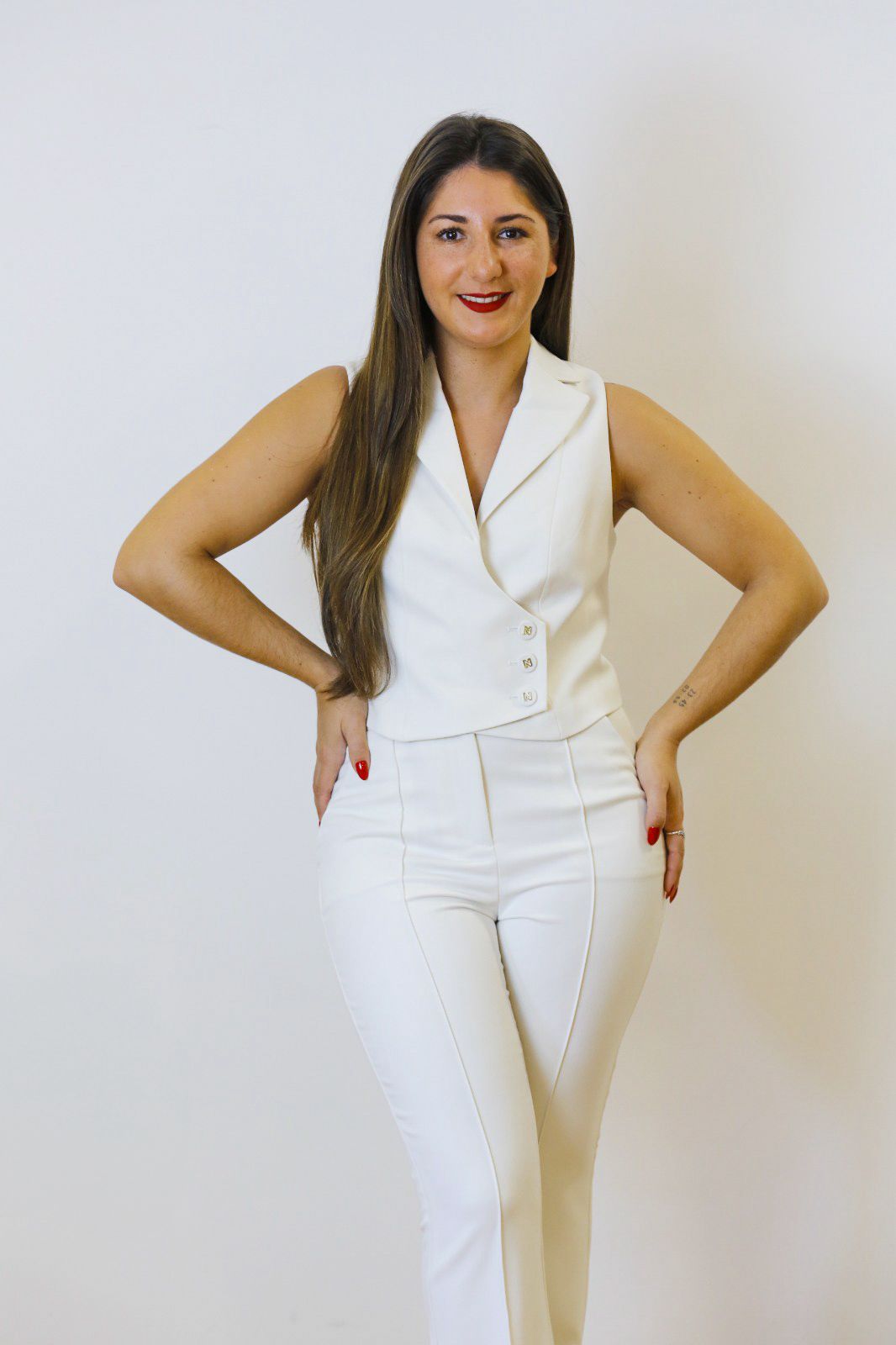 Calça flare ajustada com costura frontal
