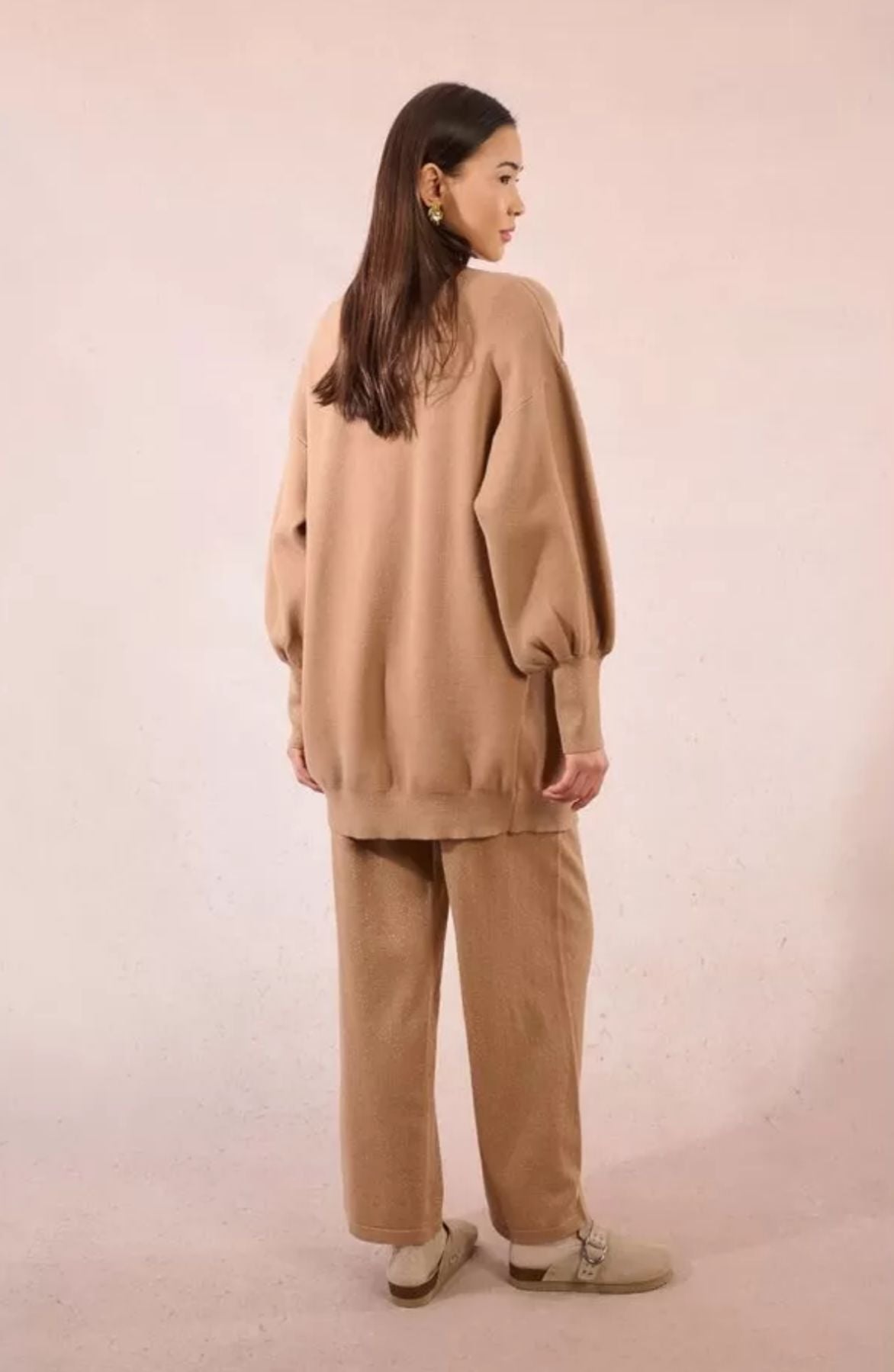 Cardigan – Conforto luxuoso com brilho subtil