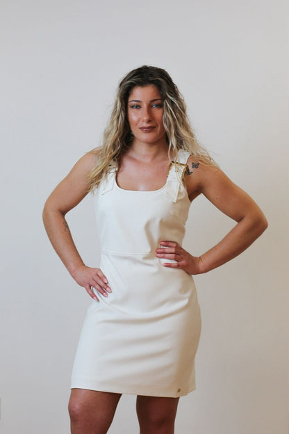 Vestido com alças de fivela ajustáveis