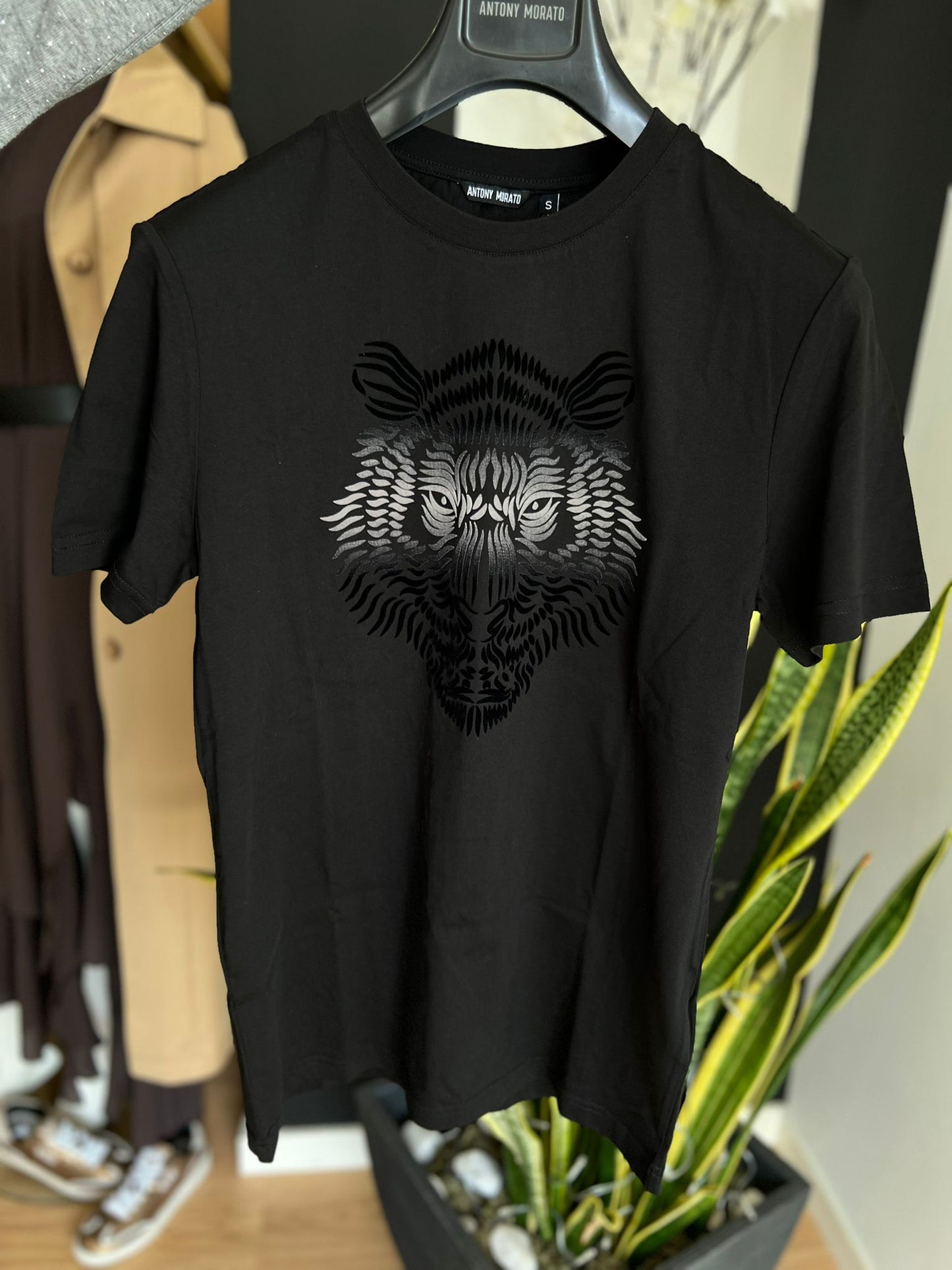 T-Shirt Antony Morato – Slim Fit (Preto) com Estampa de Tigre