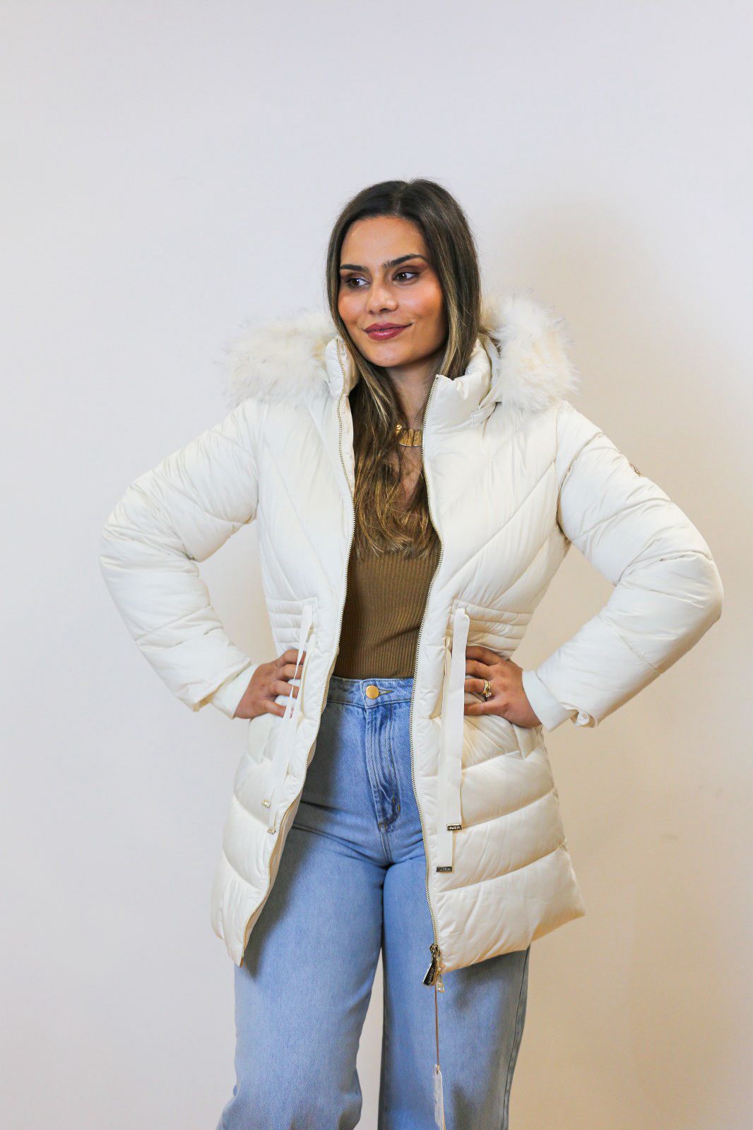 Kispo Acolchoado com Capuz e Pelo – Branco