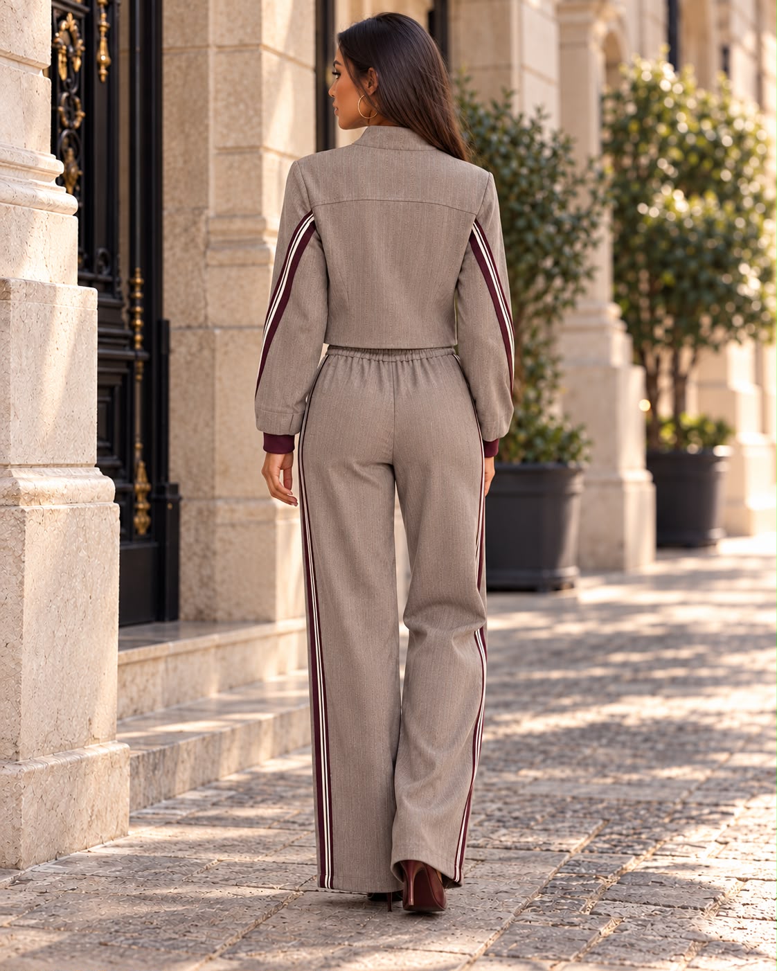 Casaco curto taupe com detalhes bordô