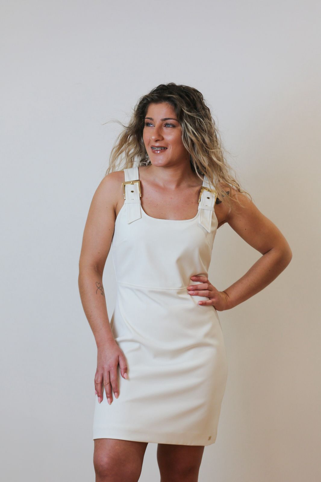 Vestido com alças de fivela ajustáveis