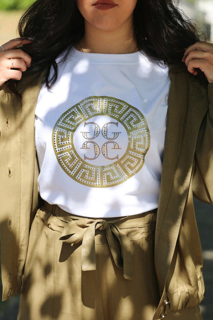 T-Shirt Branca com Detalhe Dourado