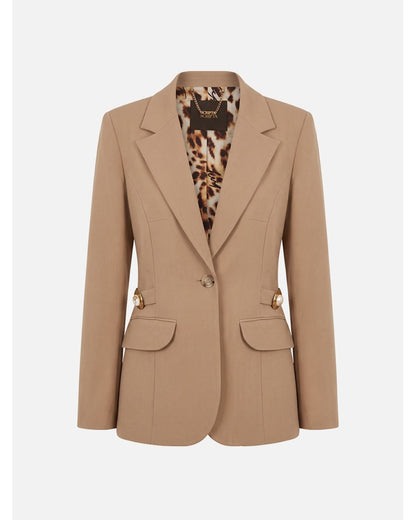 Blazer com acessório dourado