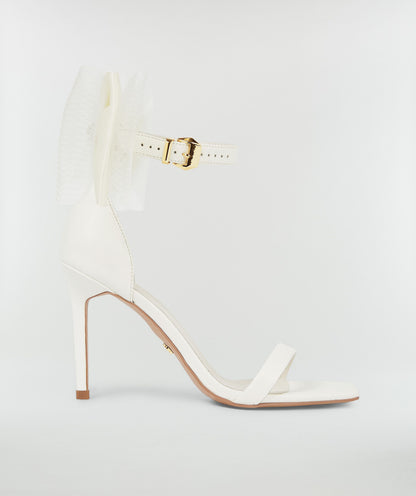 Sapatos de salto branco-creme
