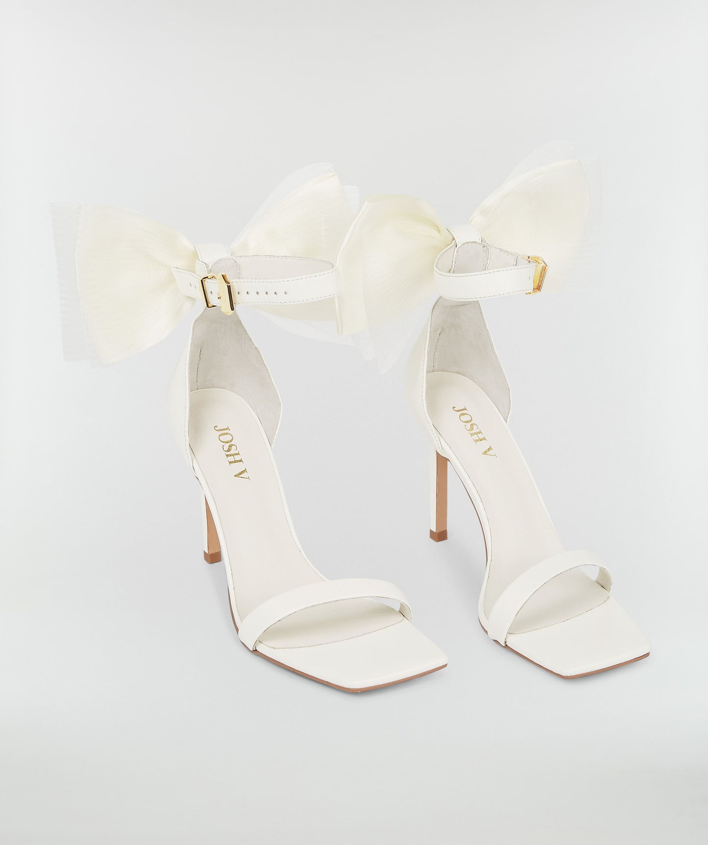 Sapatos de salto branco-creme