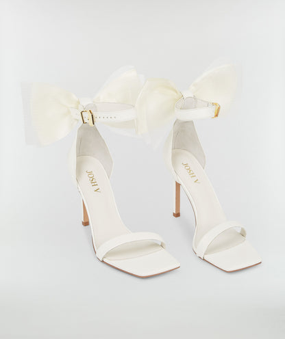 Sapatos de salto branco-creme