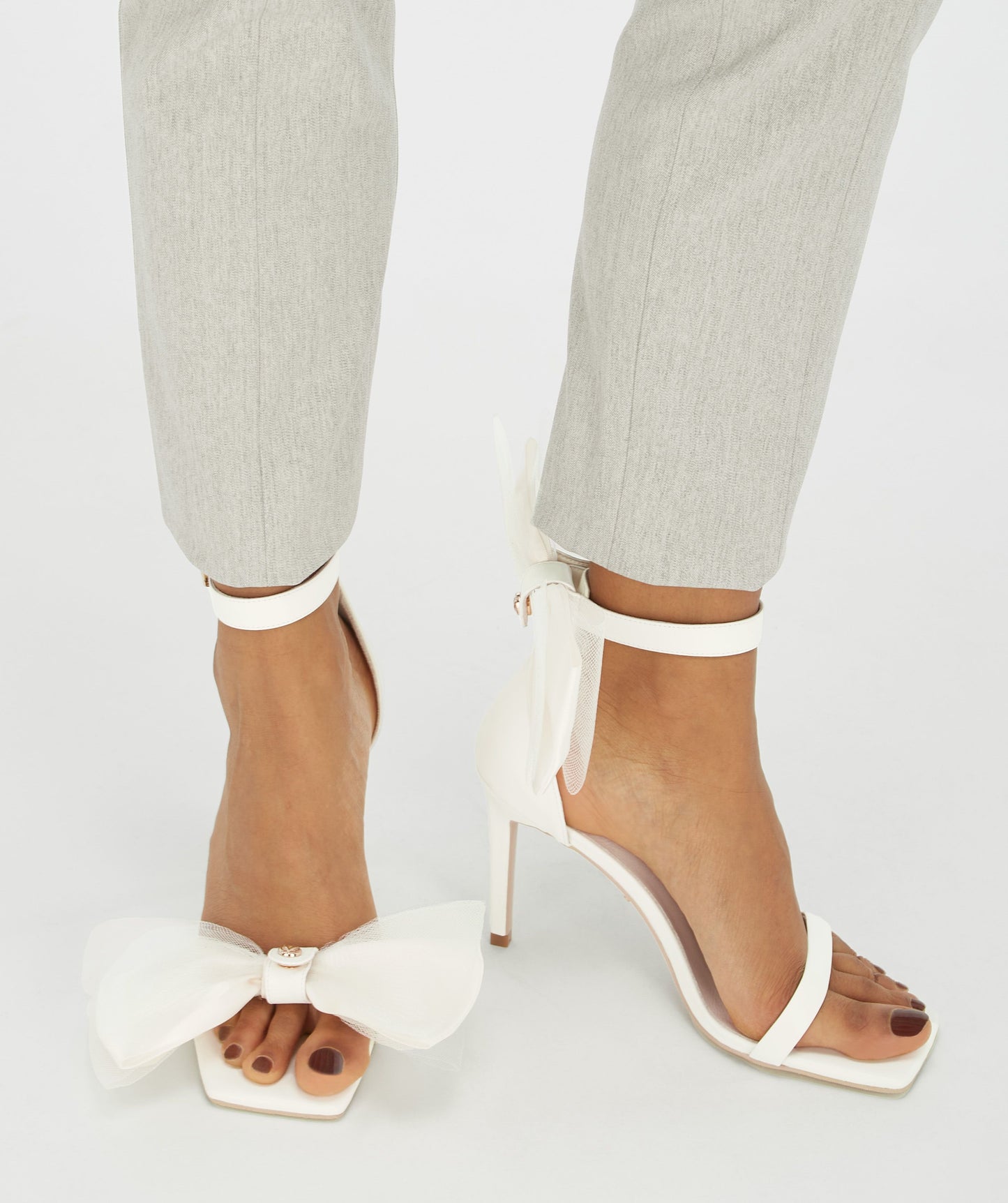 Sapatos de salto branco-creme