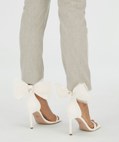 Sapatos de salto branco-creme