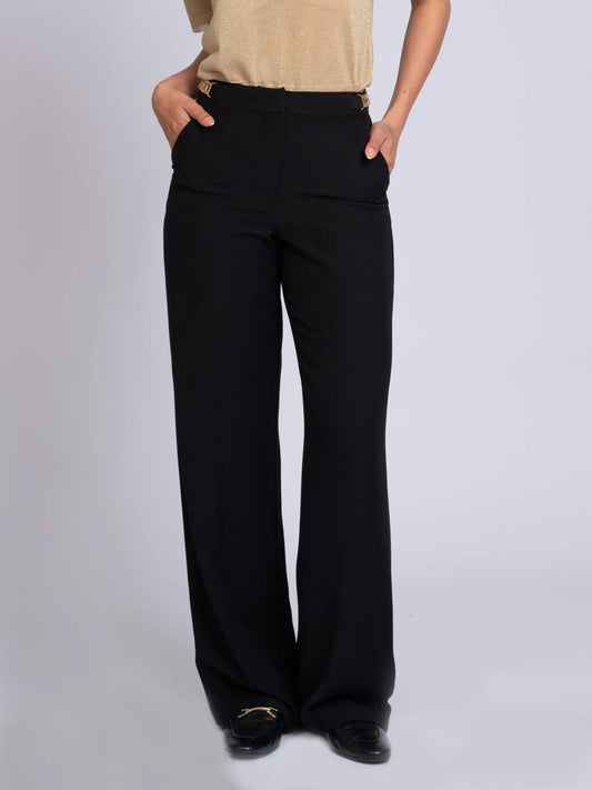 Calça com detalhe de corrente