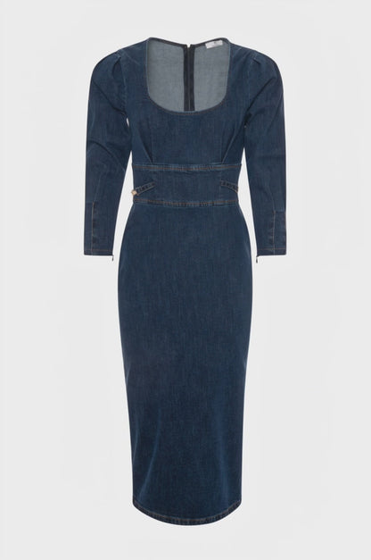 Vestido slim fit de comprimento midi confeccionado em jeans com lavagem média