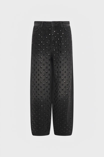Calça jeans cenoura balão feita em denim preto com lavagem escura