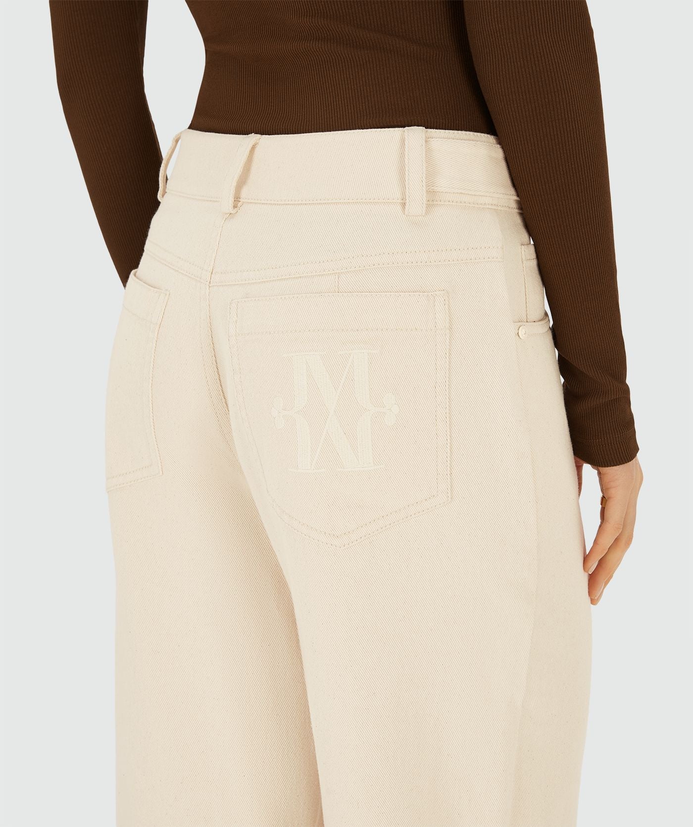 Calça jeans de cintura média e pernas largas